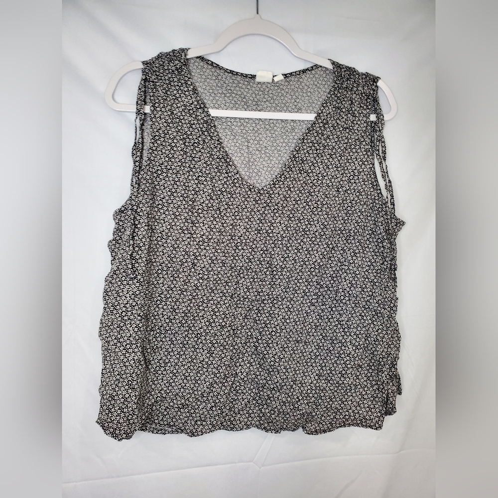 GAP Black and White Flower Sleeveless Top Tie Back Shoulders V- Neck Size XL